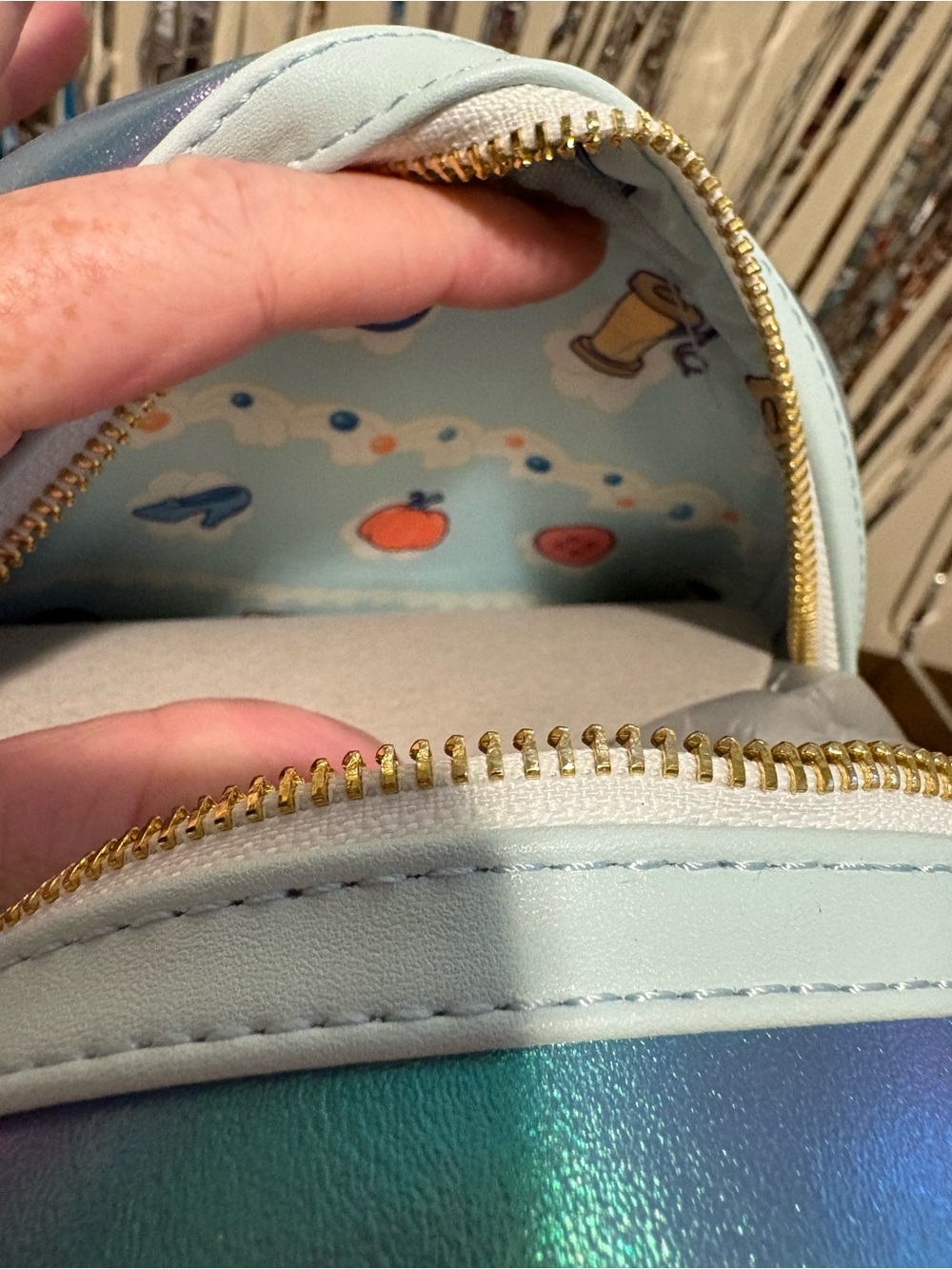🔥 Loungefly Disney Cinderella Cake Iridescent Mini Backpack - Picture 4 of 4
